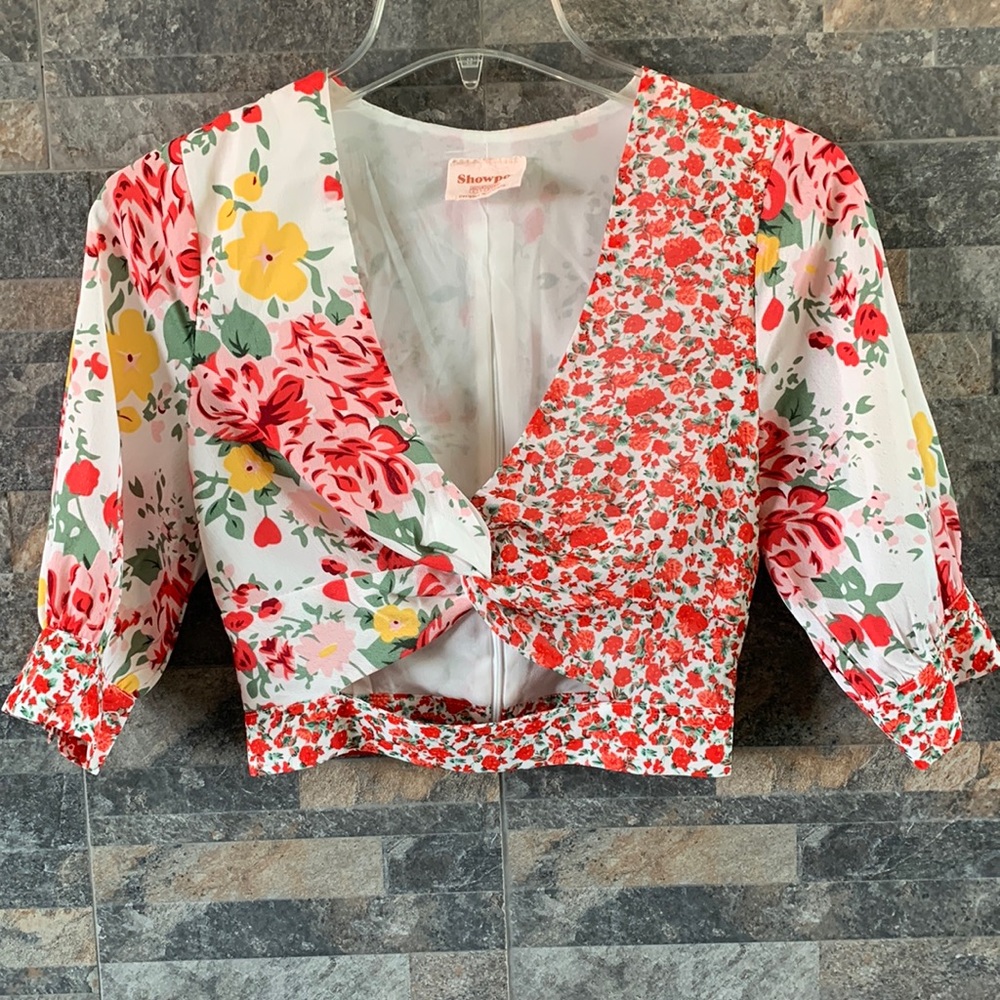 Showpo Floral Crop Top with Front Twist Size 2